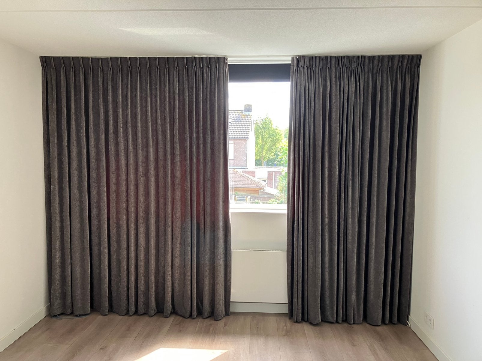 Antraciete velvet gordijnen, Huis en Inrichting, Stoffering | Gordijnen en Lamellen, Ophalen of Verzenden, Zo goed als nieuw