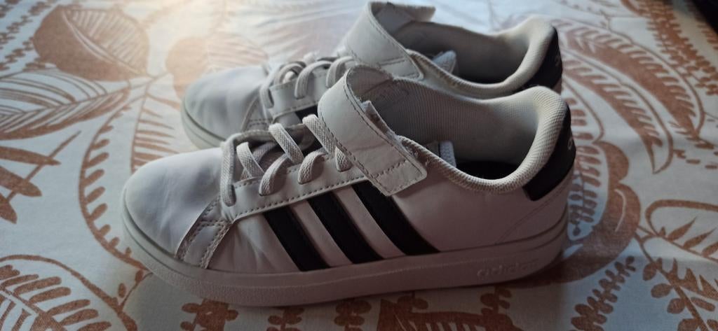 Adidas sneakers maat 33, Sport en Fitness, Voetbal, Maat XS of kleiner, Ophalen of Verzenden, Zo goed als nieuw, Schoenen