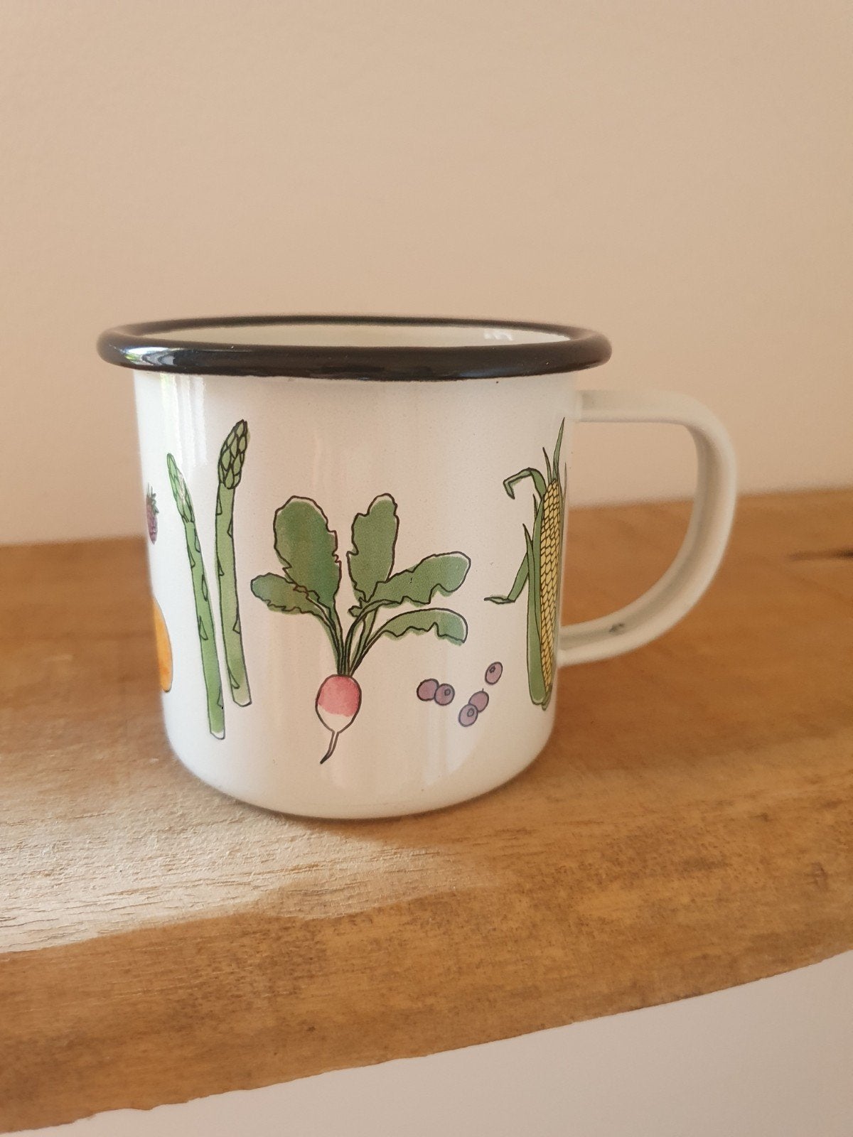 Emaille mok met groenten en fruit print, Overige materialen, Ophalen of Verzenden, Zo goed als nieuw, Overige stijlen