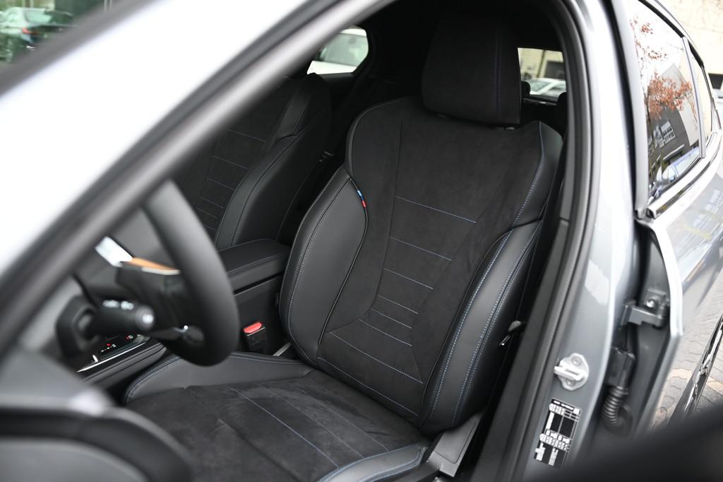 BMW 1 Serie 120 M Sport Automaat / Sportstoelen / Achteruitr, Zwart, 156 pk, Bedrijf, 3 cilinders