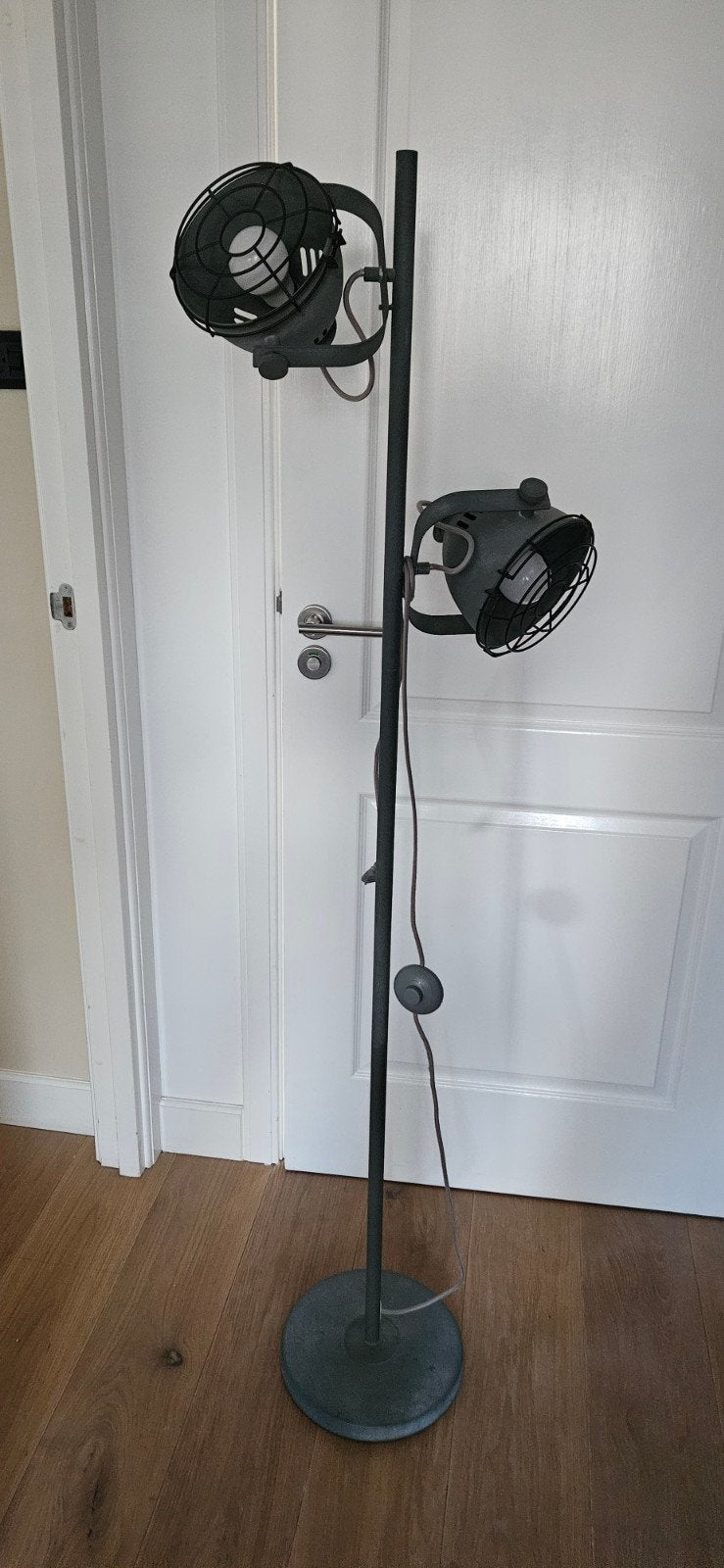 Industriële vloerlamp met 2 spots Leenbakker, Huis en Inrichting, Lampen | Vloerlampen, Ophalen of Verzenden, Zo goed als nieuw