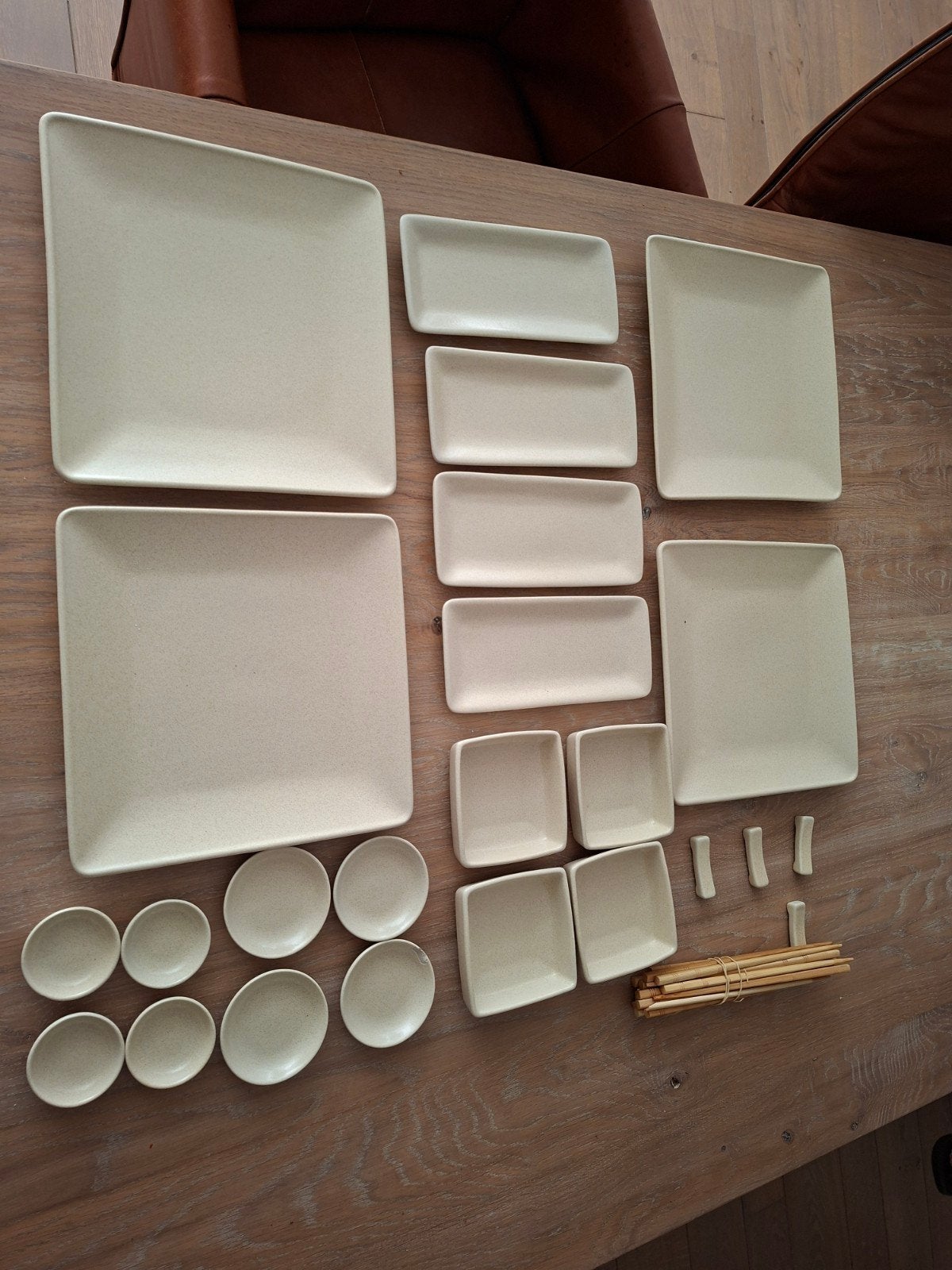 Uitgebreide set beige servies, Japans / Aziatische stijl, Huis en Inrichting, Ophalen, Aardewerk, Overige stijlen, Bord(en)