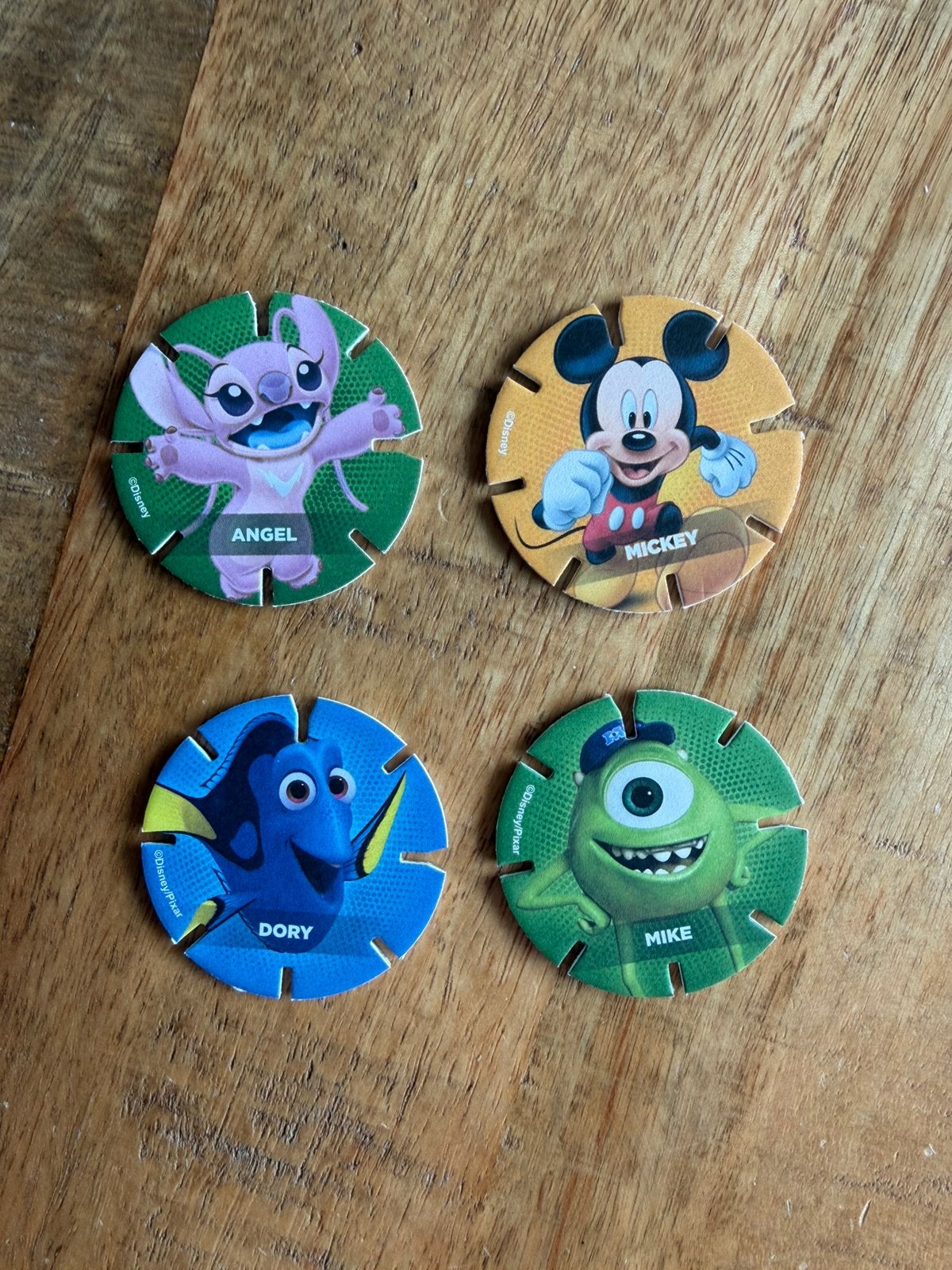 Set van 4 Disney Diskeyz - AH (Mickey, Angel, Dory & Mike), Ophalen of Verzenden, Overige figuren, Zo goed als nieuw, Beeldje of Figuurtje