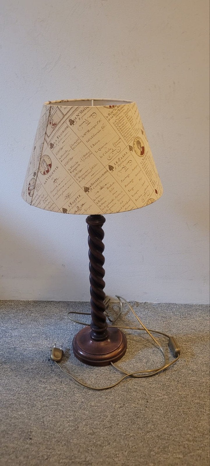 Vintage tafellamp met gedraaide houten voet en unieke kap, Antiek en Kunst, Ophalen of Verzenden