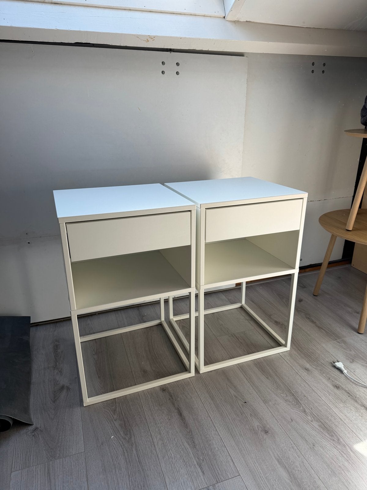 2x IKEA Vikhammer nachtkastjes wit - Gloednieuw, Huis en Inrichting, Ophalen, Nieuw, Minder dan 45 cm, 55 tot 70 cm