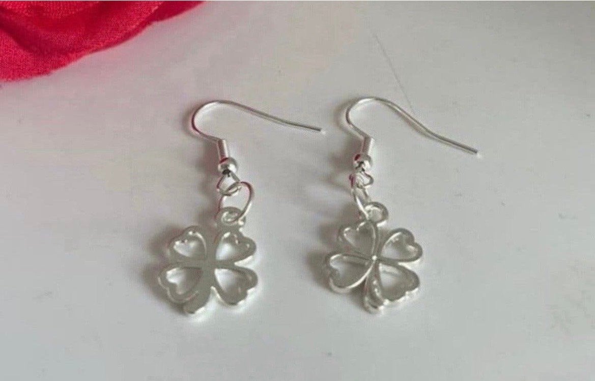 Nieuwe zilverkleurige klavertje vier oorbellen, Sieraden, Tassen en Uiterlijk, Oorbellen, Overige materialen, Hangers, Verzenden