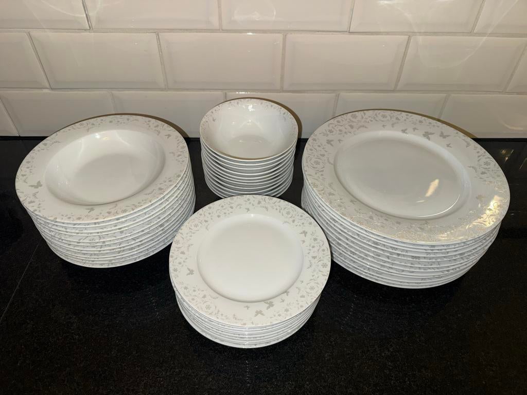 Wit servies met vlinder- en bloemmotief, Huis en Inrichting, Keuken | Servies, Zo goed als nieuw, Compleet servies, Overige stijlen