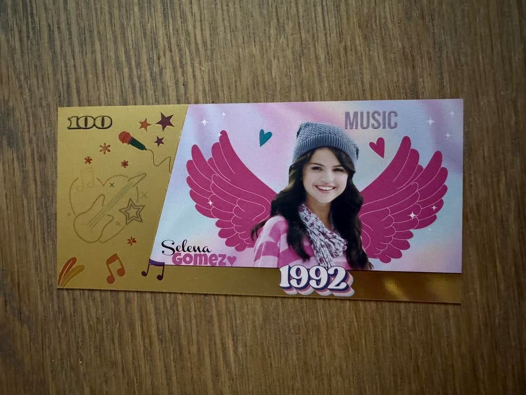 Selena Gomez plastic goudfolie bankbiljet, Ophalen of Verzenden, Nieuw, Foto of Kaart