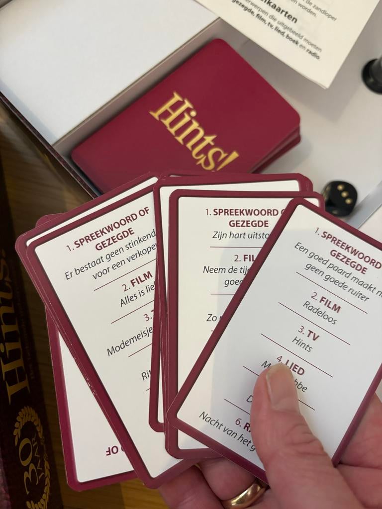 Hints! Het bekende gebarenspel - Jubileumeditie, Hobby en Vrije tijd, Gezelschapsspellen | Bordspellen, Drie of vier spelers, Ophalen of Verzenden