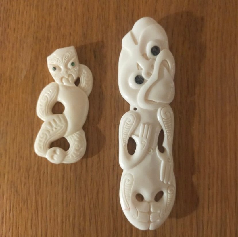 Twee Maori Hei Tiki hangers van been, Antiek en Kunst, Ophalen of Verzenden