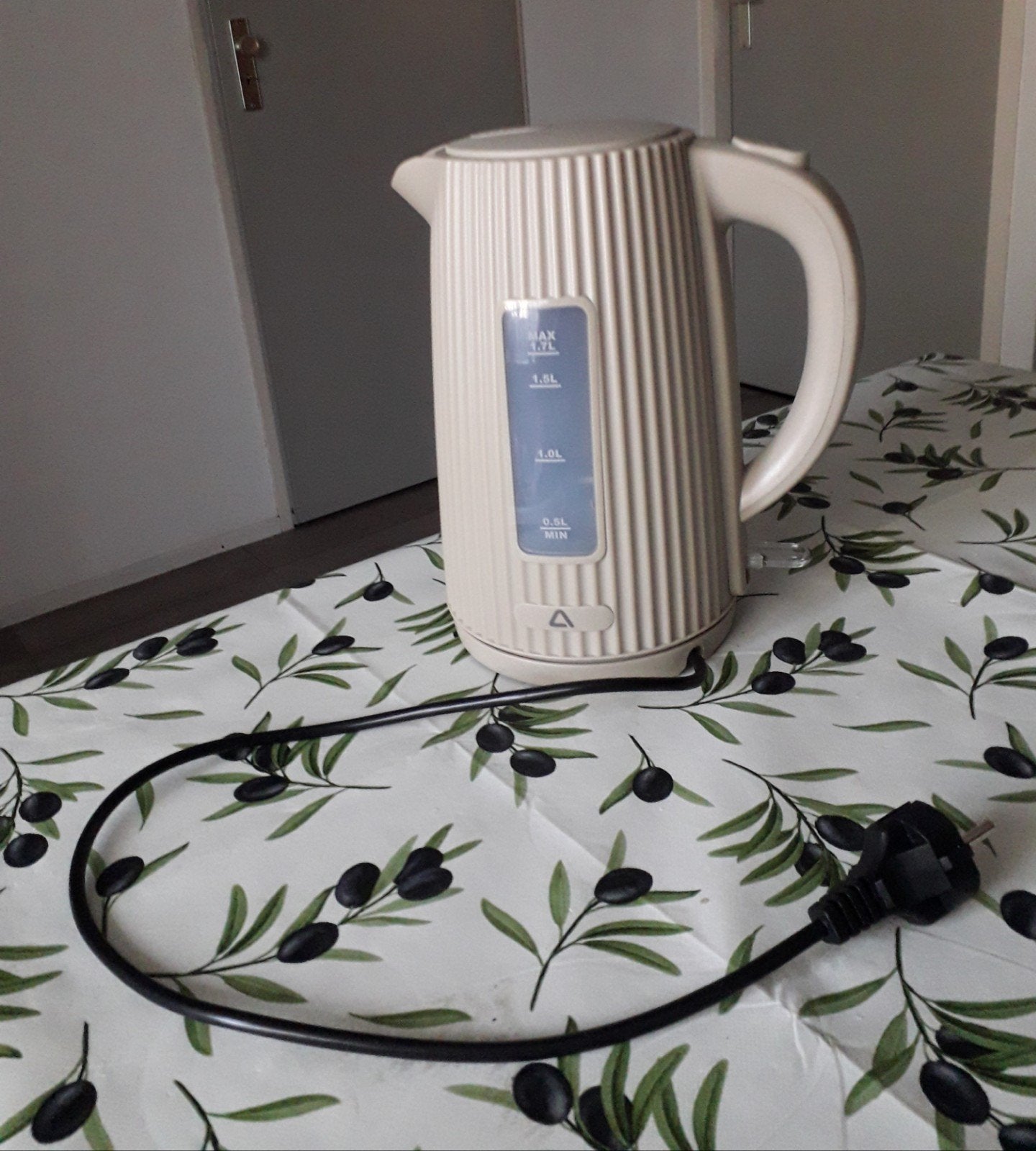 Electrische waterkoker., 1 tot 2 liter, Ophalen, Nieuw