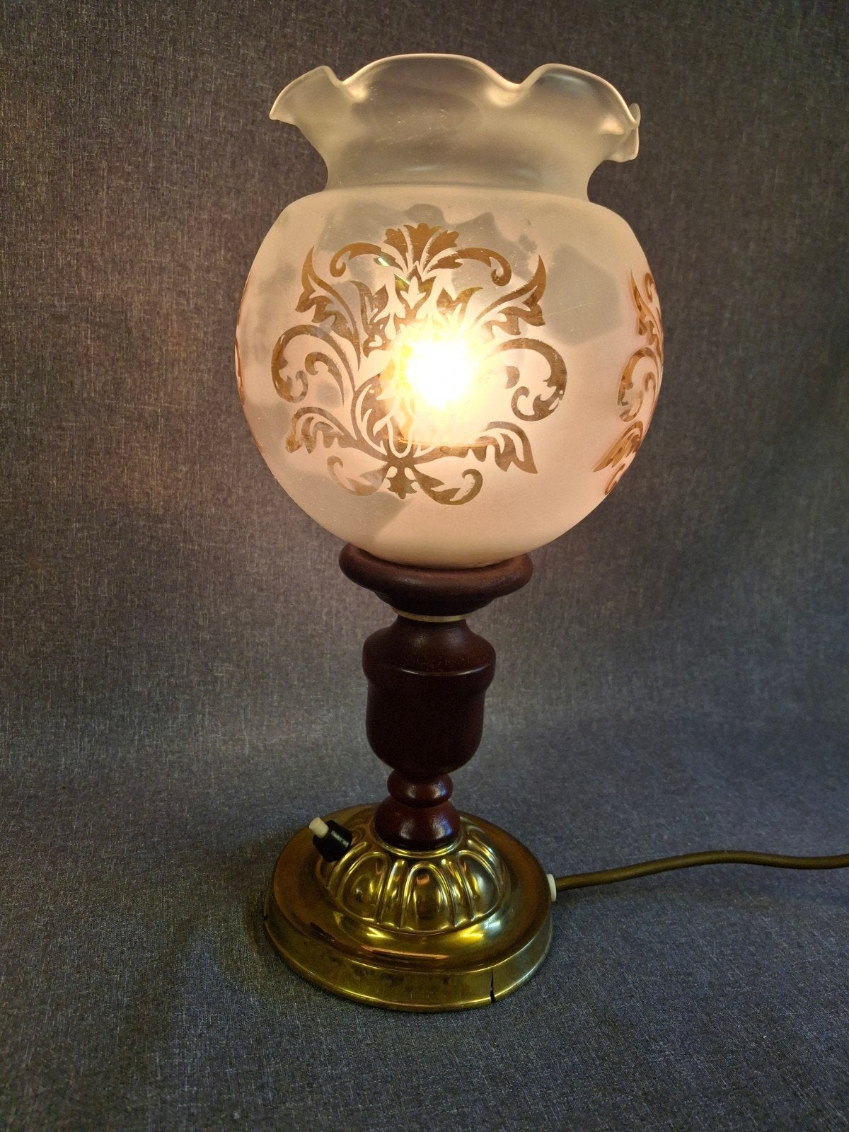 Vintage tafellamp met sierlijk glazen kap en gouden details, Sba@, Sba, 1103bg, Sfeerlamp