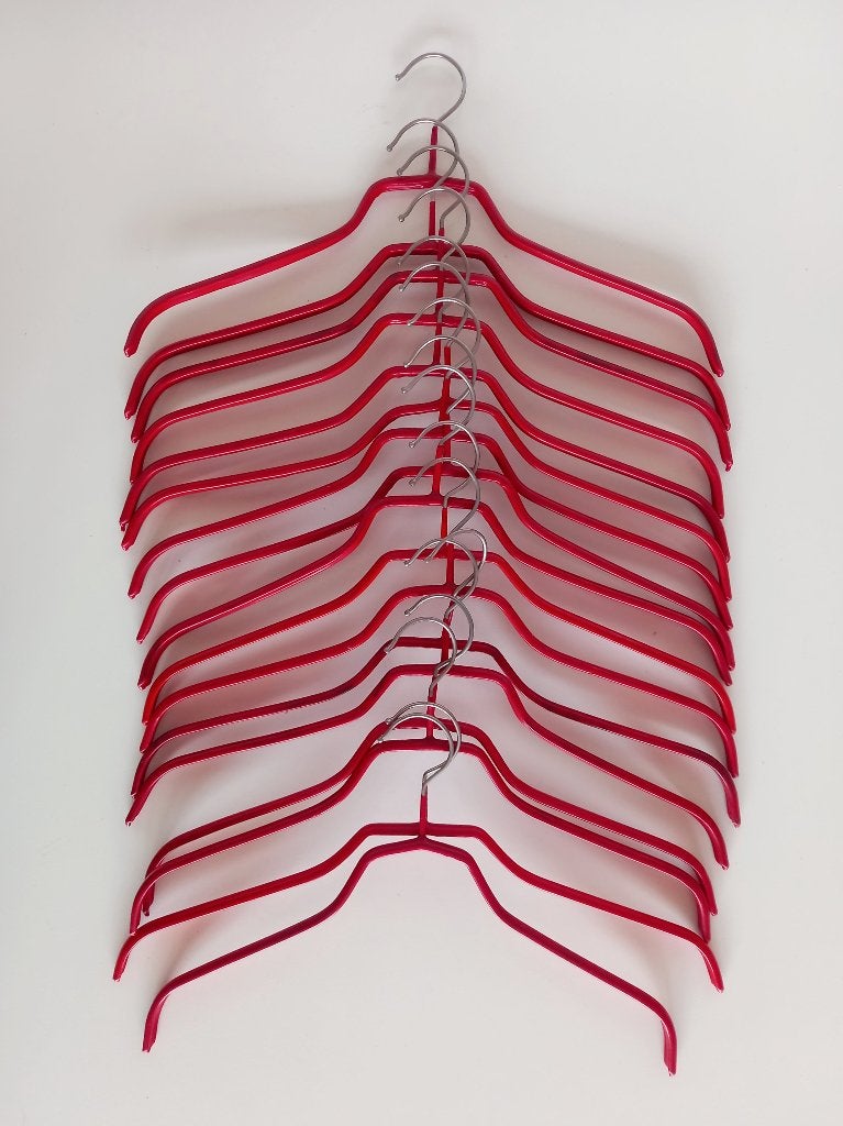 17 rode vintage kleerhangers / kledinghangers, Ophalen of Verzenden, Gebruikt, Kinderen en Volwassenen