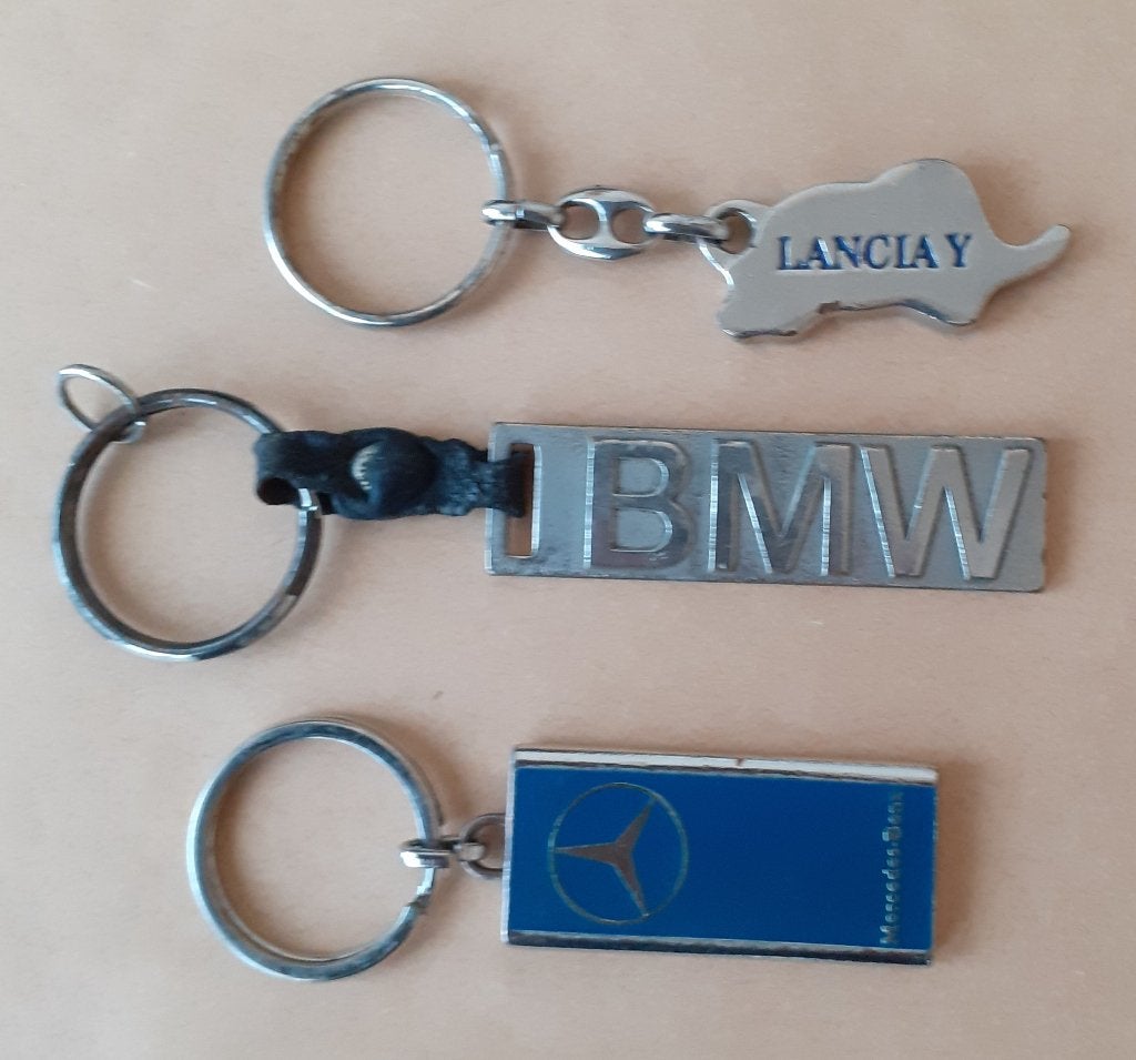 SLEUTELHANGERS AUTOMERKEN BMW Mercedes (Lancia verkocht), Verzamelen, Sleutelhangers, Ophalen of Verzenden, Zo goed als nieuw