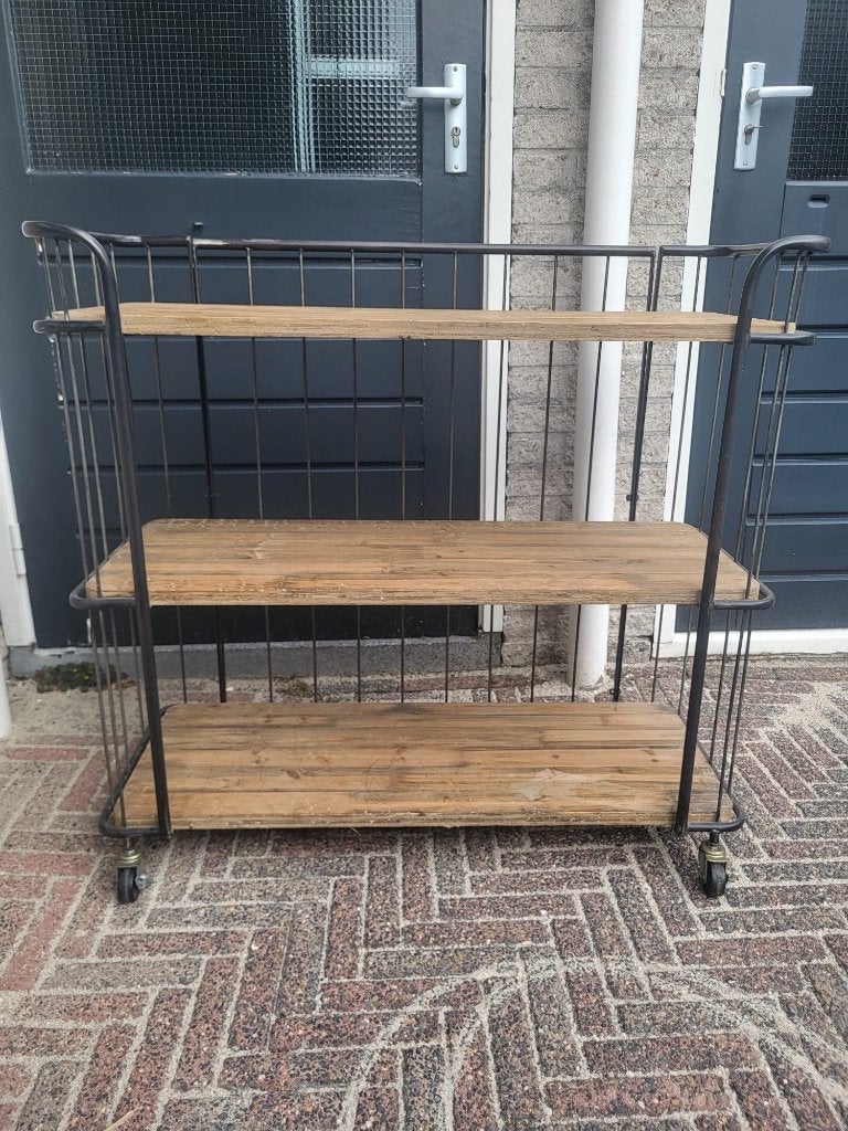 Industriële stalen bakkerskar met houten planken € 30,00, Ophalen, Met plank(en), Gebruikt, 50 tot 100 cm