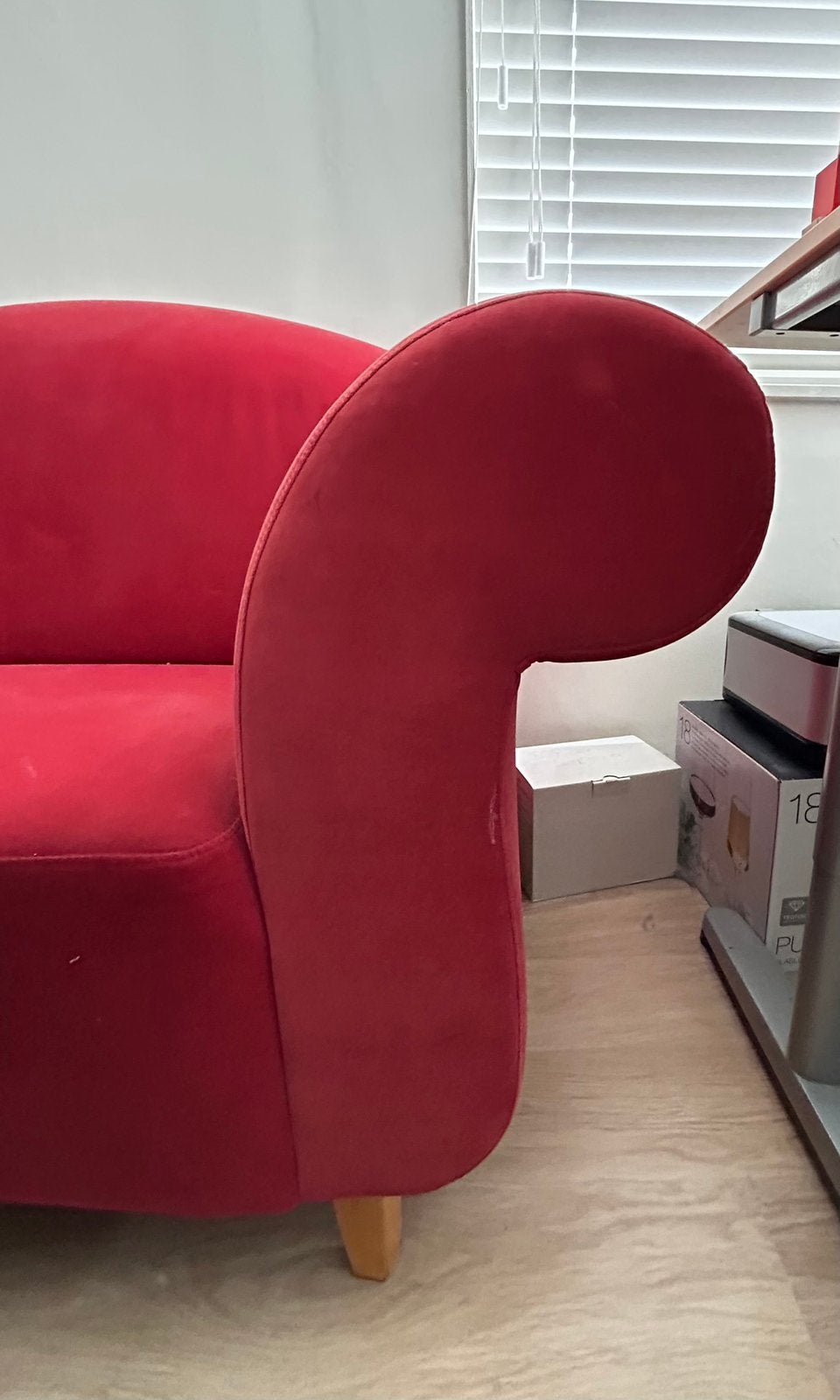 Leuke rode 3-persoons bank in goede staat, Huis en Inrichting, Banken | Bankstellen, Ophalen, Gebruikt, Design, 150 tot 200 cm