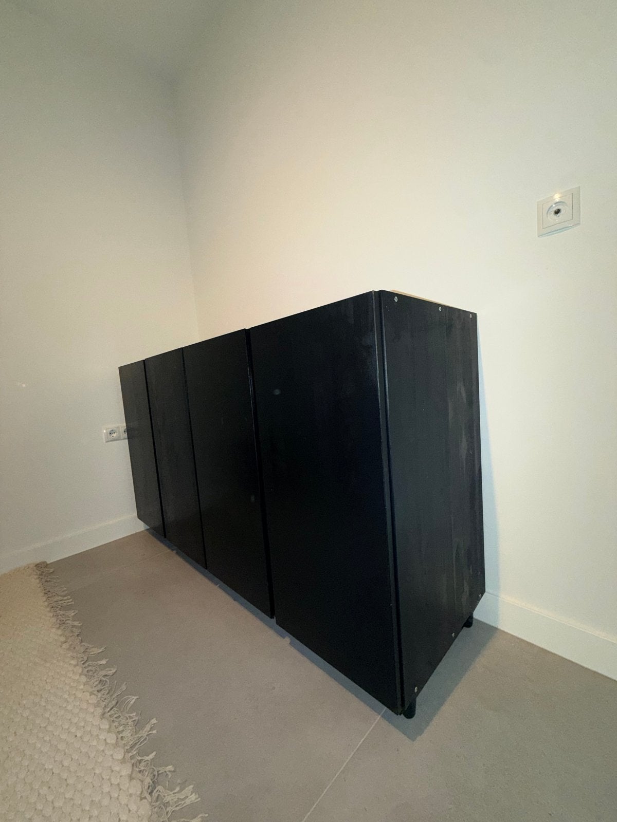 Foto 3 van Zwart dressoir met 4 deuren