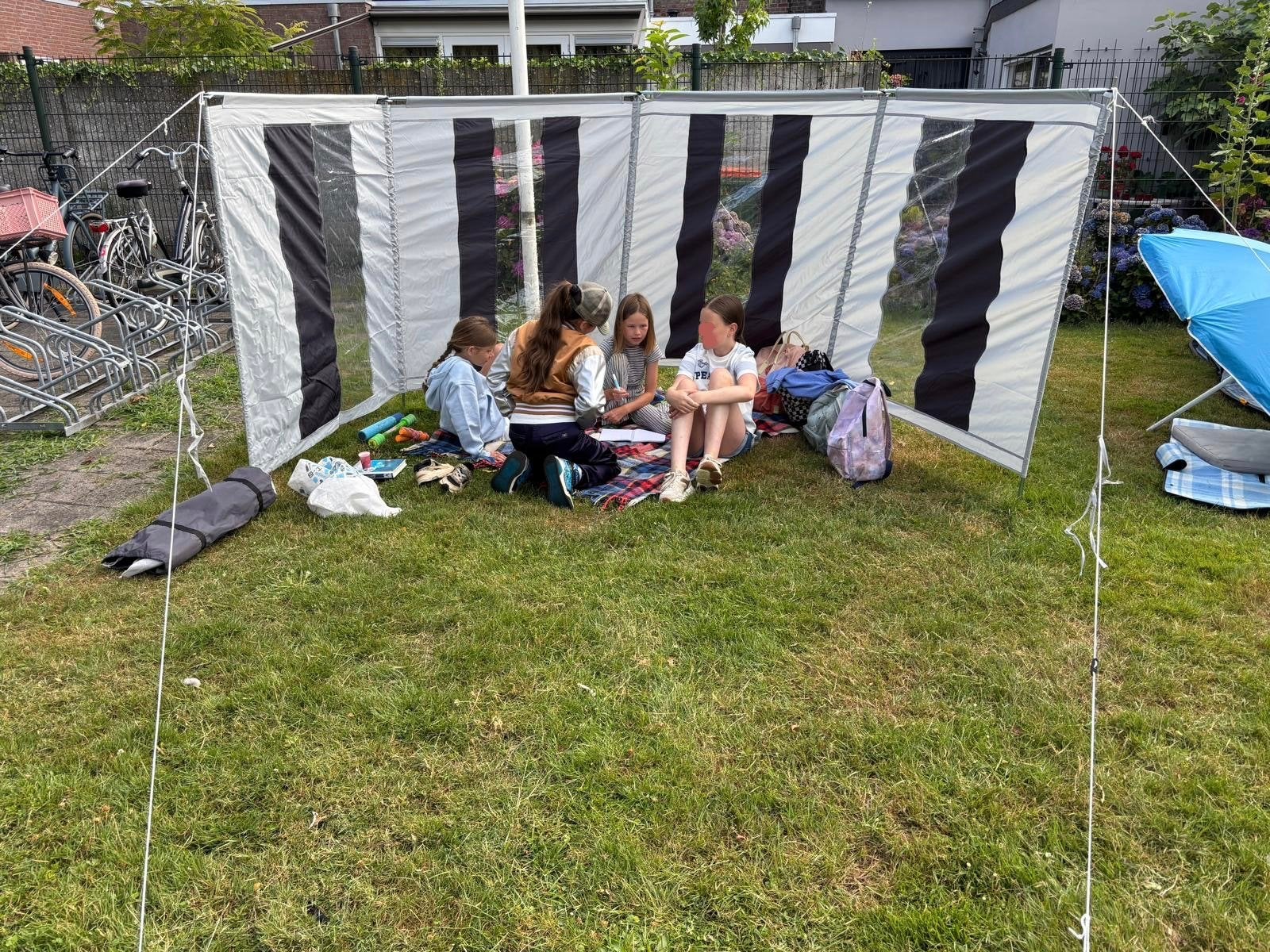 Windscherm voor tuin, camping of strand - Zwart/Wit gestreep, Caravans en Kamperen, Windschermen, Ophalen, Zo goed als nieuw