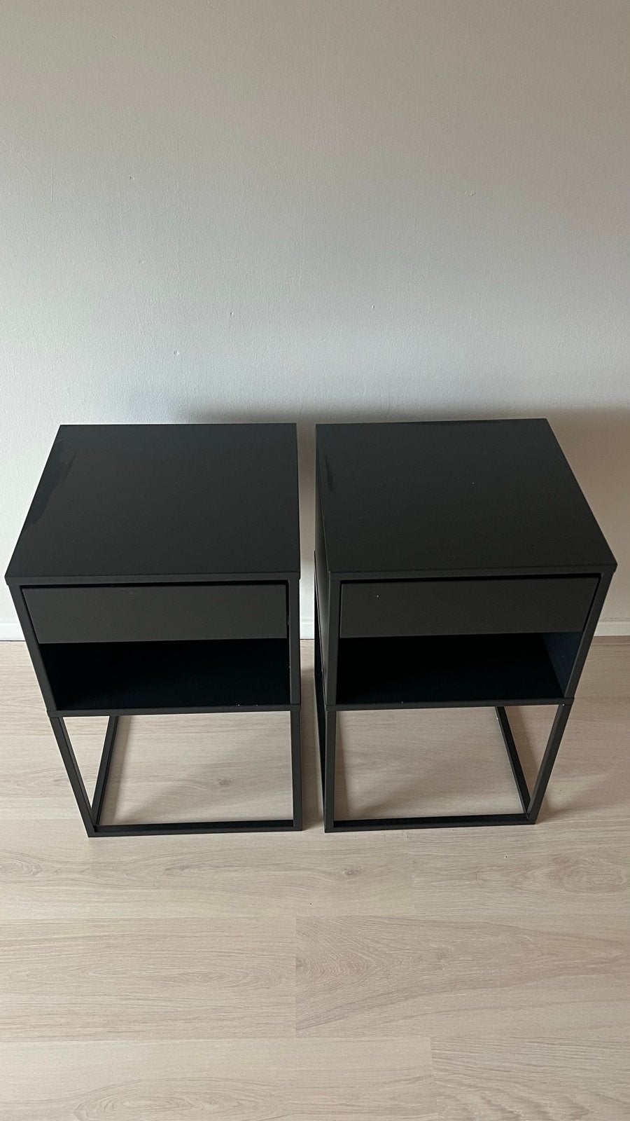 IKEA VIKHAMMER Nachtkastjes 40x39cm set van 2 €50,-, Ophalen, Gebruikt, Minder dan 45 cm, Metaal of Aluminium