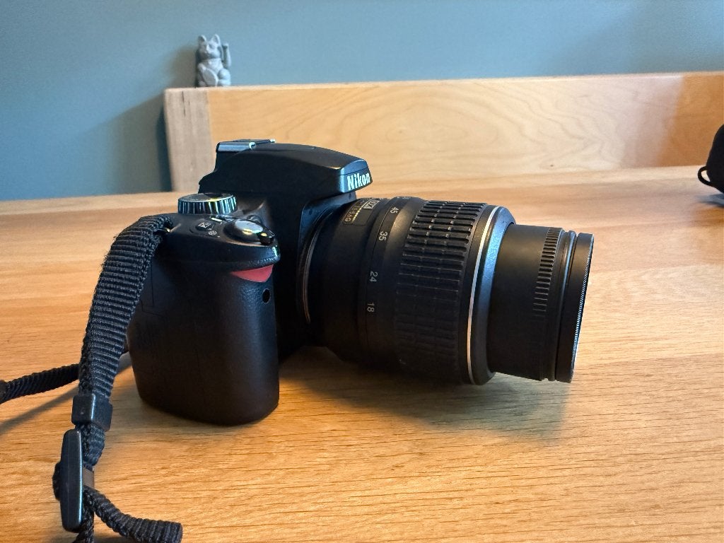 Nikon D60 + 18-55mm VR + accu + lader + cameratas, Audio, Tv en Foto, Fotocamera's Digitaal, Ingebouwde flitser, Gebruikt, Spiegelreflex