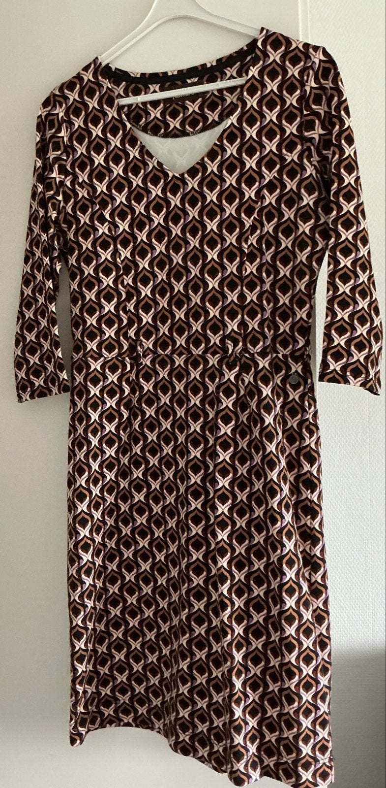 Stijlvolle jurk met geometrisch patroon, Four Funky flavours, Maat 38/40 (M), Bruin, Ophalen of Verzenden, Zo goed als nieuw