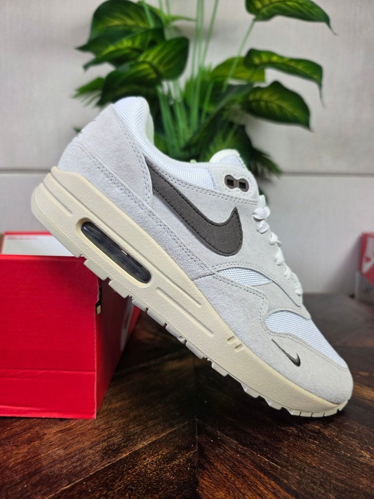 Nike Air Max 1 Sail Ironstone maat 42,5, Kleding | Heren, Schoenen, Wit, Nike, Nieuw, Ophalen of Verzenden