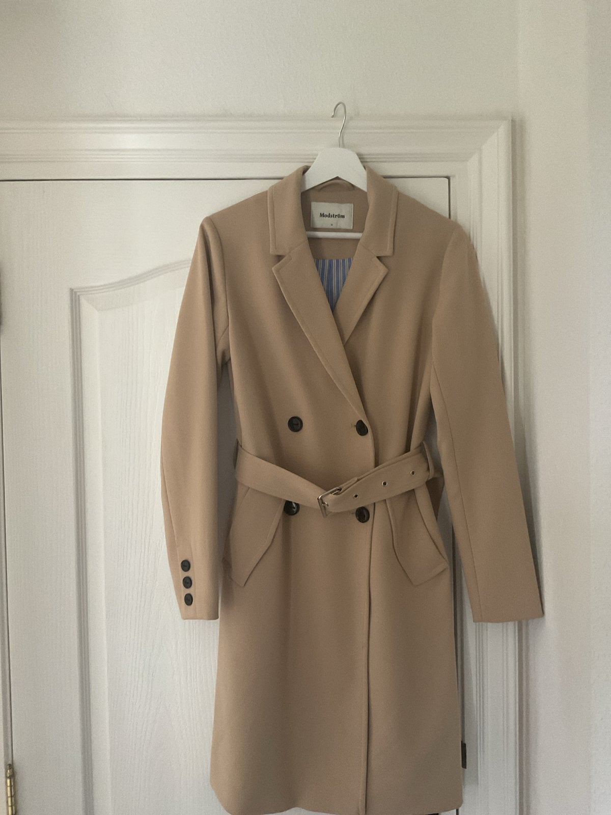 Modström trenchcoat in beige - zo goed als nieuw, Kleding | Dames, Ophalen of Verzenden, Zo goed als nieuw, Maat 34 (XS) of kleiner