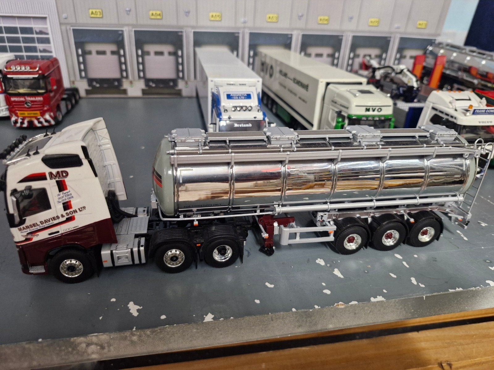 volvo FH met vloeistof trailer wsi, Hobby en Vrije tijd, Modelauto's | 1:50, Ophalen of Verzenden, Zo goed als nieuw, Bus of Vrachtwagen