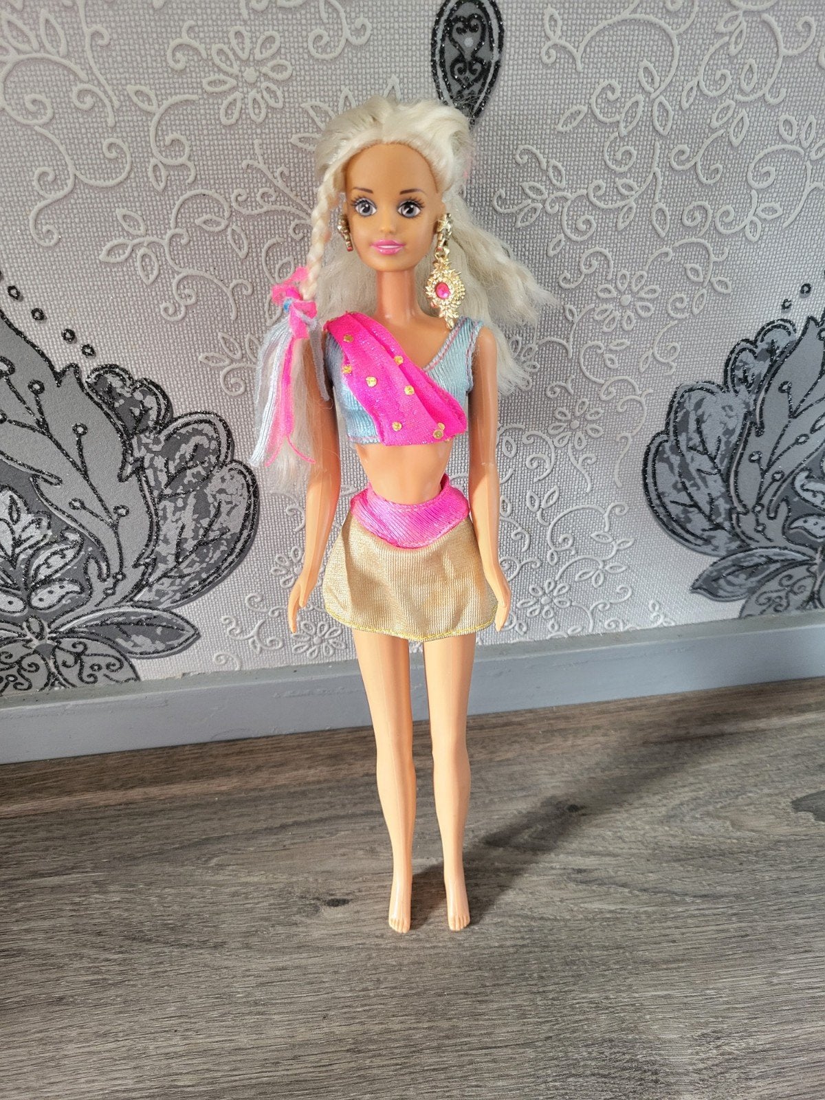 Hasbro Sindy Barbie Pop Golden Earrings - Goud, Roze,	Blauw, Ophalen of Verzenden, Gebruikt, Barbie
