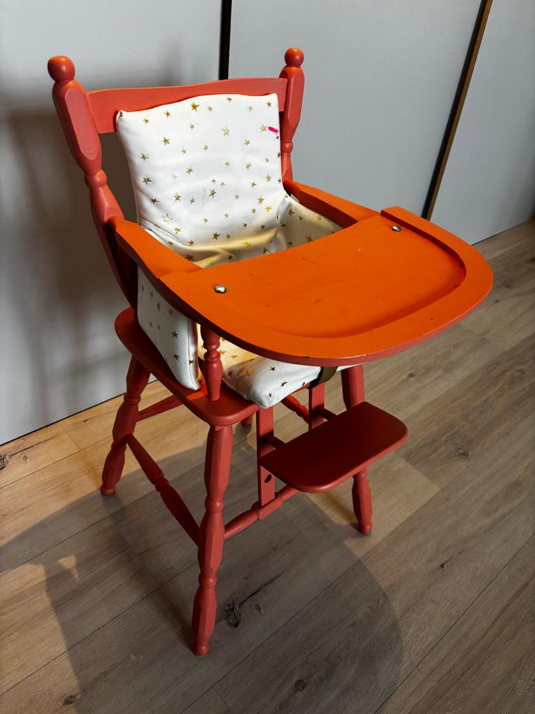 Unieke poppenstoel, omgebouwde kinderstoel, Kinderen en Baby's, Speelgoed | Poppen, Ophalen, Gebruikt, Overige typen