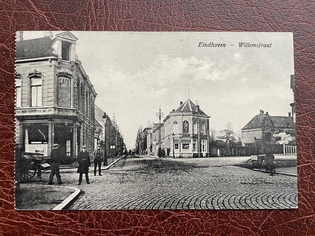 ansichtkaart van Eindhoven , Willemstraat met volk., Verzenden, 1920 tot 1940, Noord-Brabant