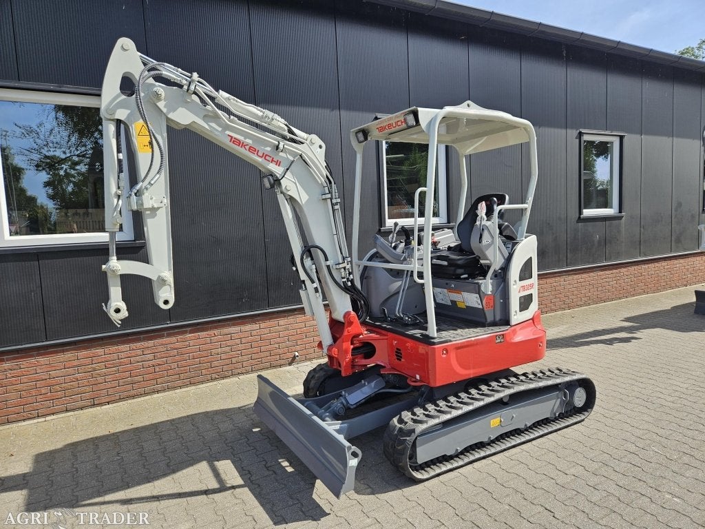 Takeuchi TB325R nieuw overjarig, Zakelijke goederen, Machines en Bouw | Kranen en Graafmachines, Niet opgegeven, -, Niet opgegeven