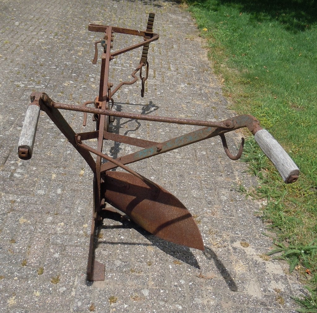 antieke ijzeren ploeg, Ophalen