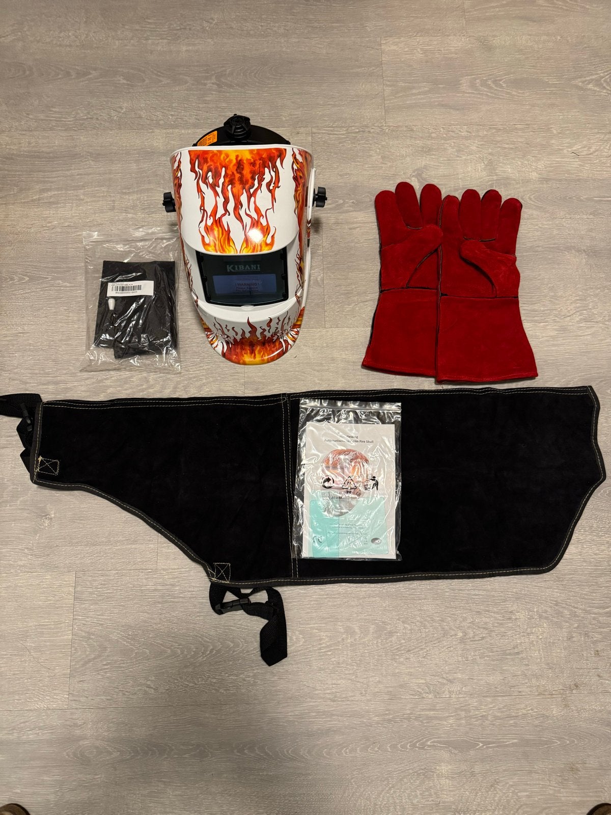 Lashelm met vlammen, handschoenen en schort, Ophalen of Verzenden, Nieuw