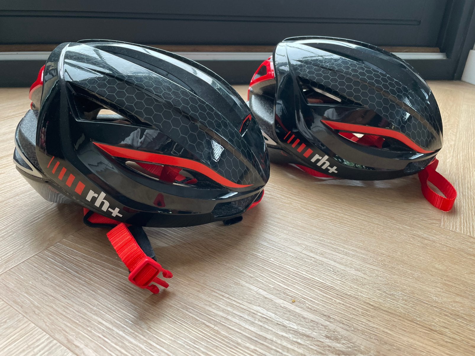 Twee RH+ racefiets helmen maat 58-62cm, Ophalen, Zo goed als nieuw