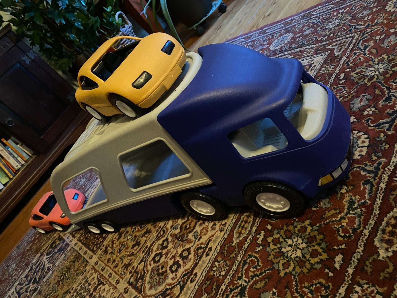 Little Tikes Autotransporter met 2 auto's, Kinderen en Baby's, Speelgoed | Speelgoedvoertuigen, Ophalen of Verzenden, Gebruikt
