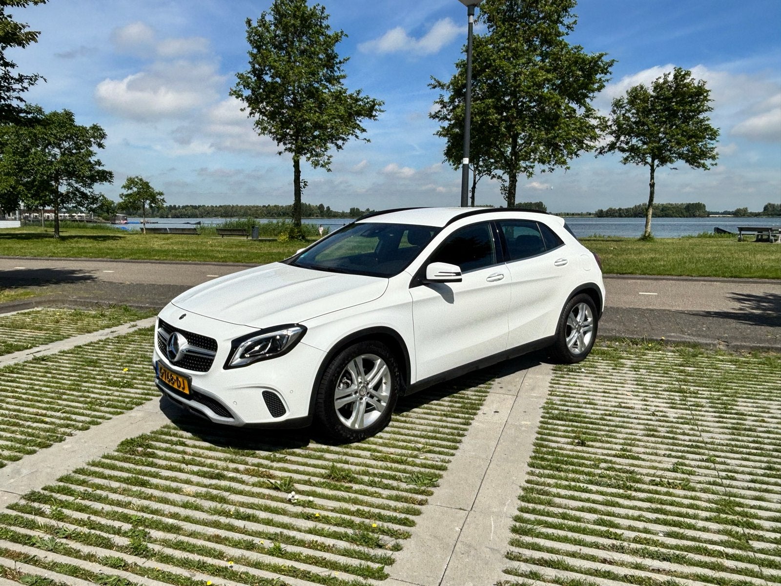 Mercedes-Benz GLA 180 Automaat 2019 NAP Dealer Onderhouden, Auto's, Mercedes-Benz, Zwart, 4 cilinders, 715 kg, Leder en Stof