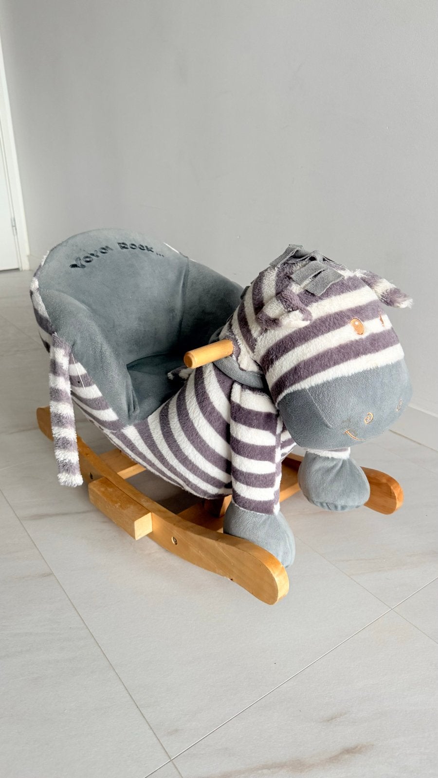 Houten hobbelpaard met knuffel – in goede staat (zebra), Ophalen, Zo goed als nieuw