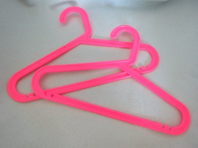 50 CENT OF GRATIS 2 plastic kledinghangertjes Ikea neonroze, Ophalen, Zo goed als nieuw, Ikea, Jongen of Meisje