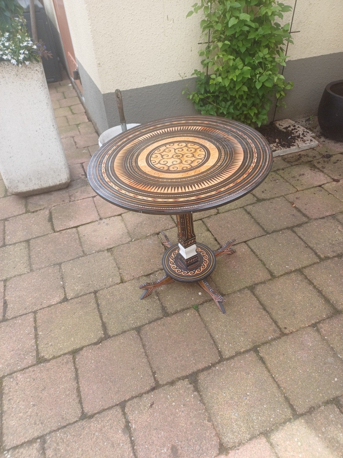 Antieke bijzettafeltje rijkelijk versiering zie foto's, Ophalen of Verzenden