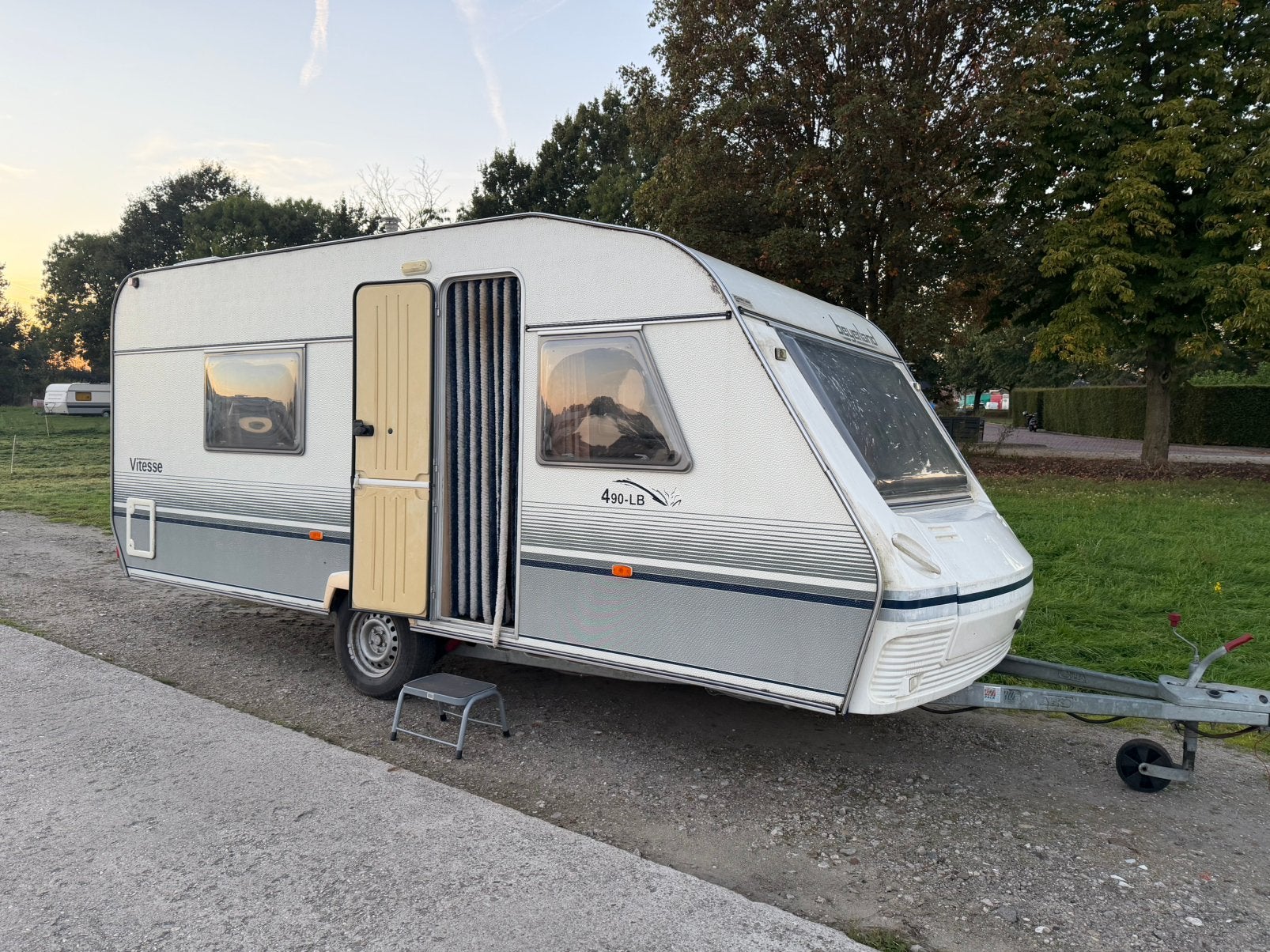 Beyerland Vitesse 490 LB met douche, Rondzit, Voortentlamp, Frans bed, 750 - 1000 kg