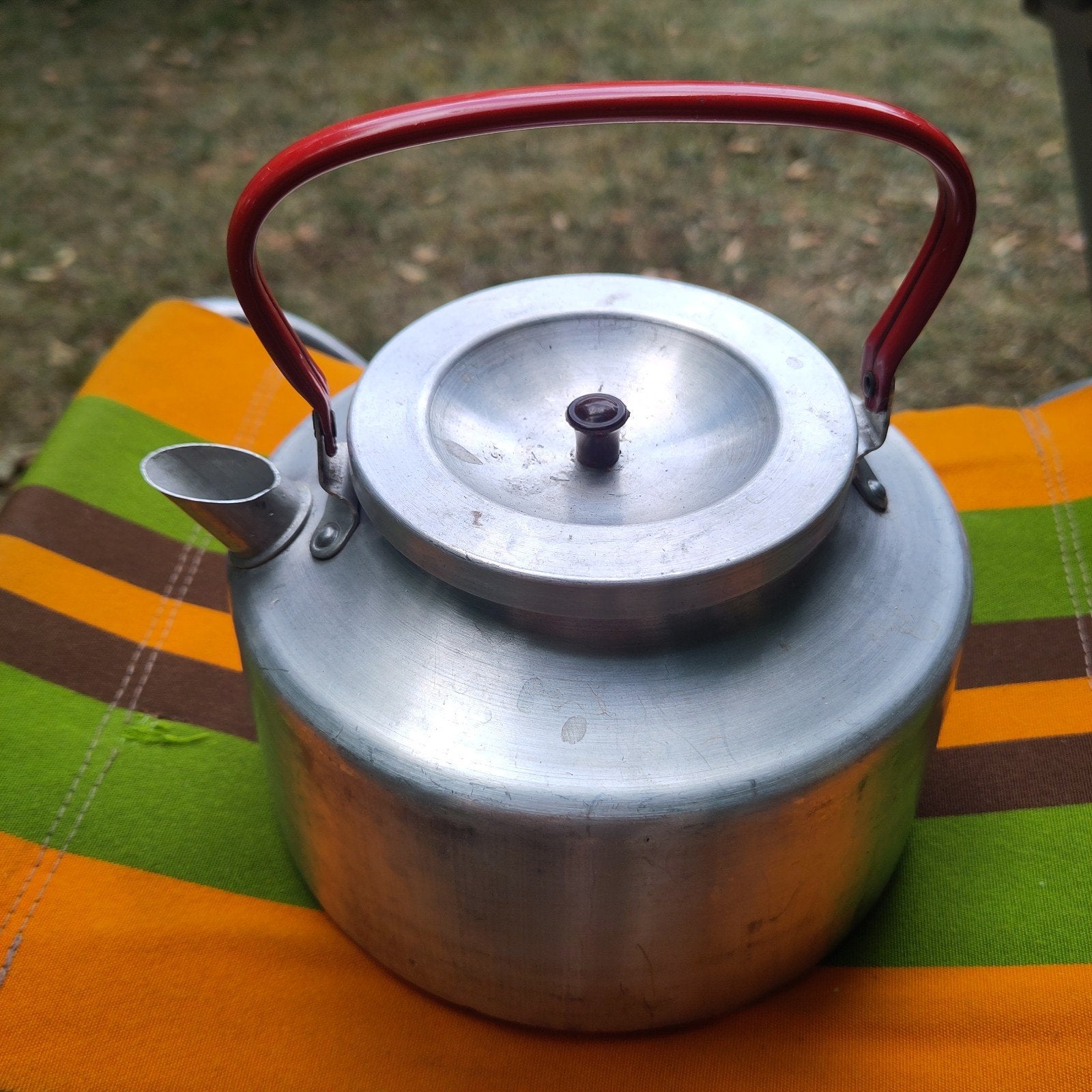 Vintage aluminium fluitketel met rood handvat, Theepot/fluitketel, Gebruikt, Zilver, Ophalen of Verzenden