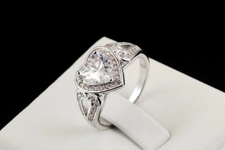 18K witgouden hart ring met zirkonen, Sieraden, Tassen en Uiterlijk, Overige materialen, Nieuw, Ophalen of Verzenden, 17 tot 18