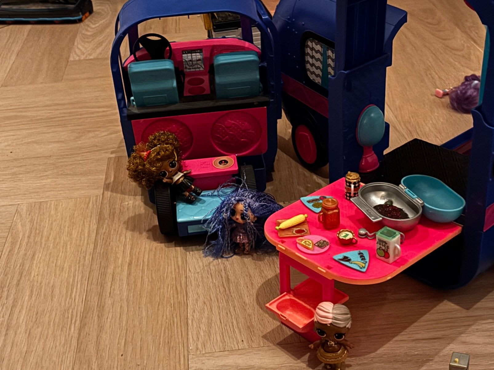LoL Camper bus met 7 poppen en muziekdoos, Ophalen, Gebruikt, Poppenhuis
