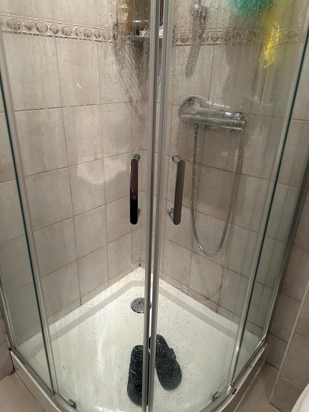Douchecabine met glazen deuren en chroom accenten, Ophalen of Verzenden, Gebruikt, Chroom, Douche
