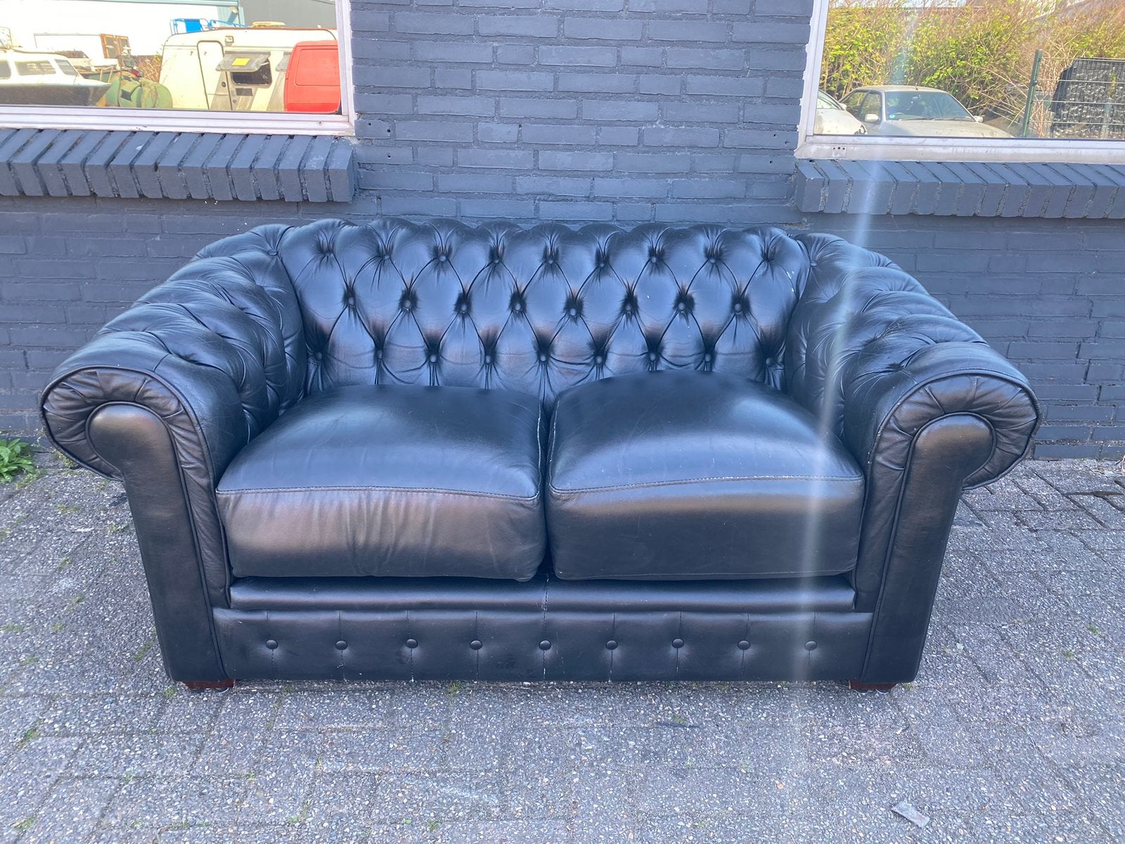 Compacte Chesterfield bank zwart, Ophalen, 125 cm of meer, Leer, Zo goed als nieuw