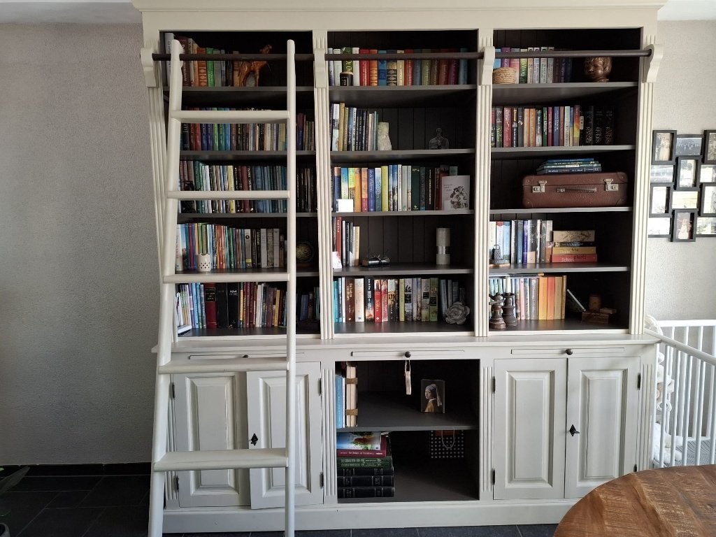 Boekenkast kleur beige., Huis en Inrichting, Ophalen, Met deur(en), 200 cm of meer, Zo goed als nieuw