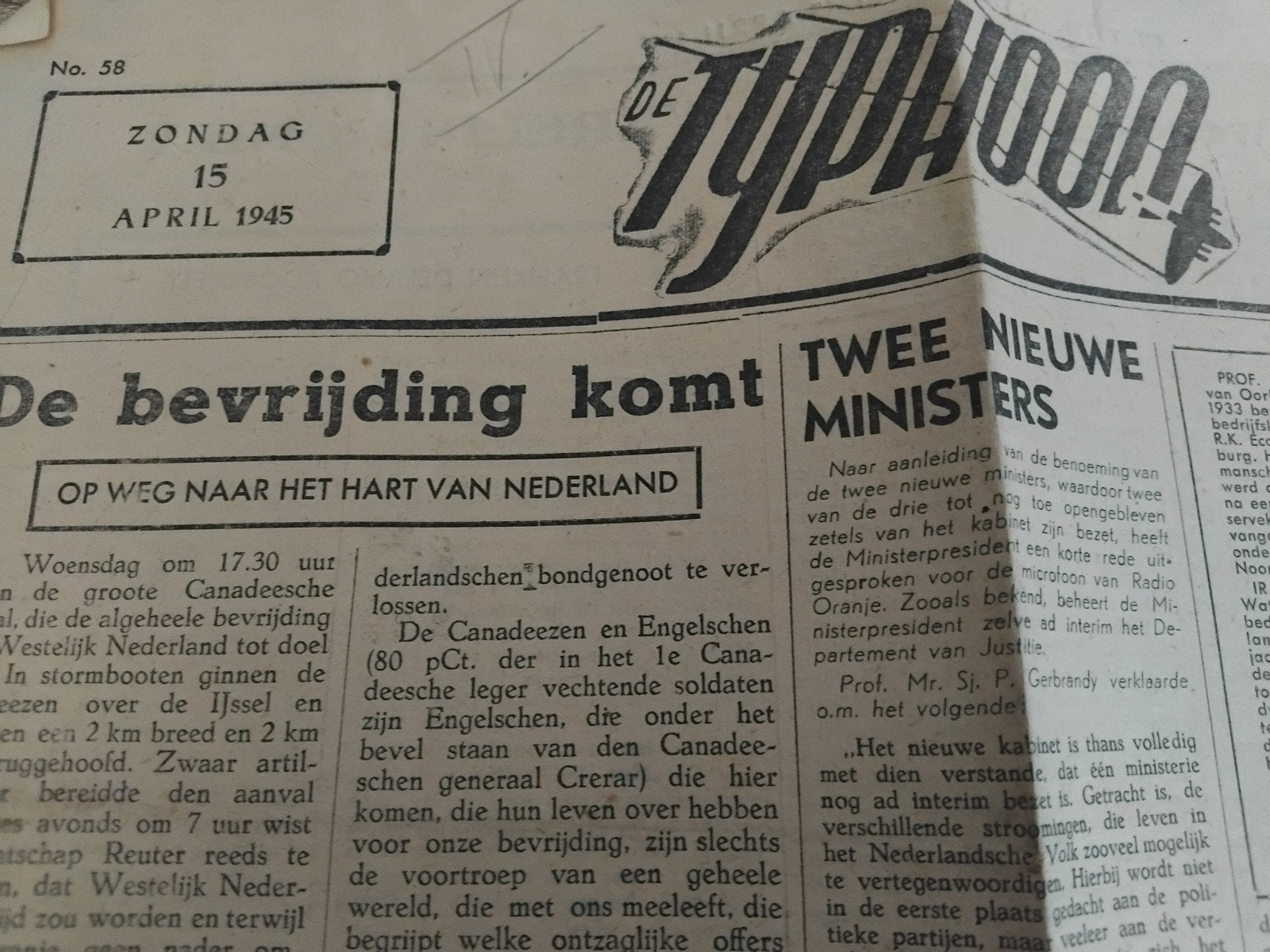 De Typhoon - De bevrijding komt (15 april 1945), Ophalen of Verzenden, 1940 tot 1960, Nederland, Krant