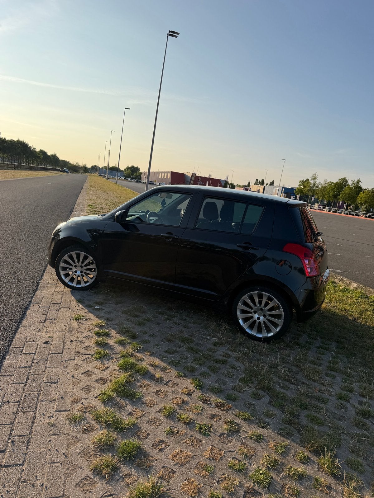 Suzuki 2006 Zwart - Apple carplay - MOET WEG, 40 €/maand, 1328 cc, 965 kg, 400 kg