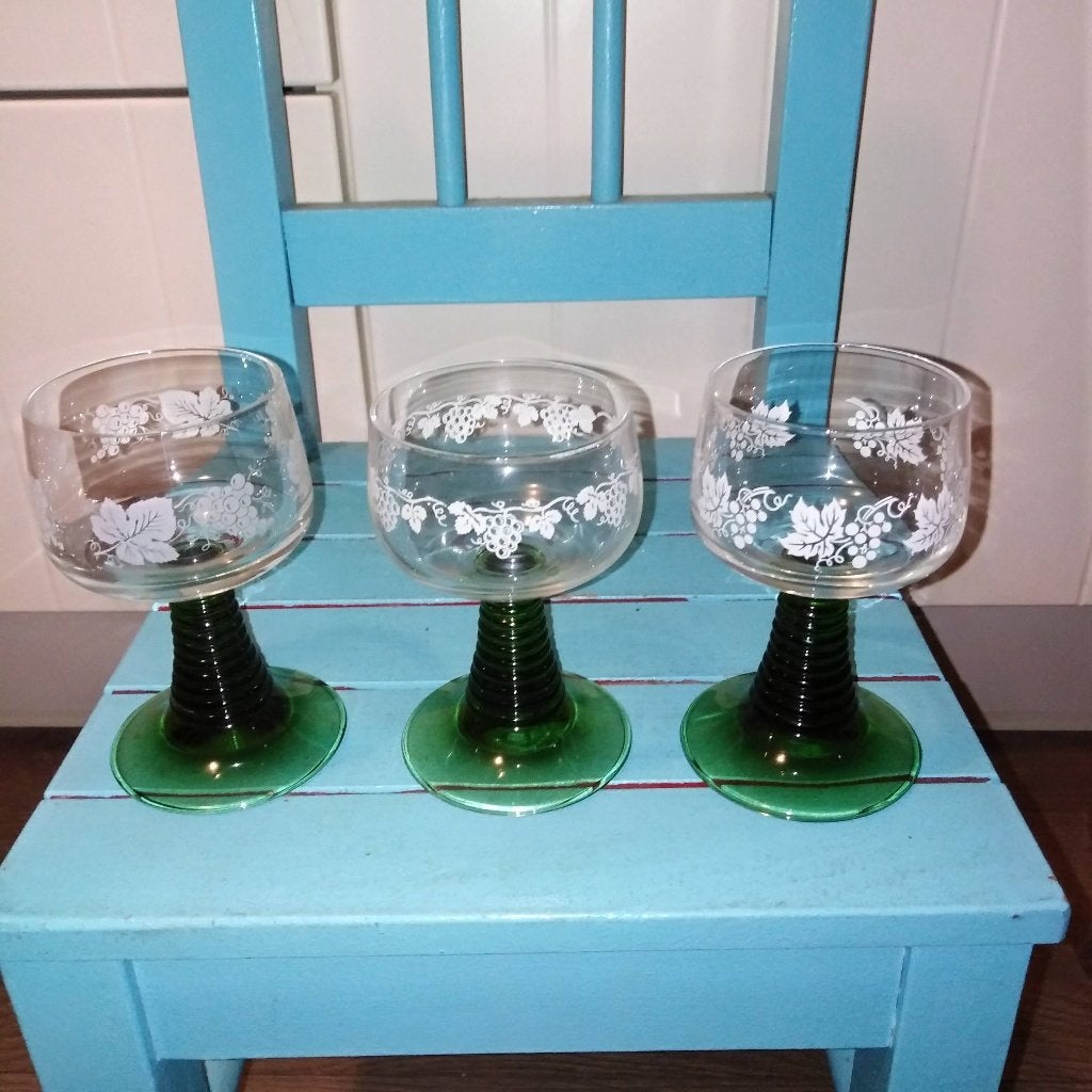 Diverse Roemer glazen op groene voet met druif 8 stuks, Antiek en Kunst, Ophalen